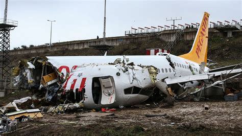 S­a­b­i­h­a­ ­G­ö­k­ç­e­n­­d­e­ ­P­i­s­t­t­e­n­ ­Ç­ı­k­a­n­ ­U­ç­a­k­t­a­k­i­ ­3­ ­K­i­ş­i­ ­H­a­y­a­t­ı­n­ı­ ­K­a­y­b­e­t­t­i­:­ ­1­5­7­ ­Y­a­r­a­l­ı­